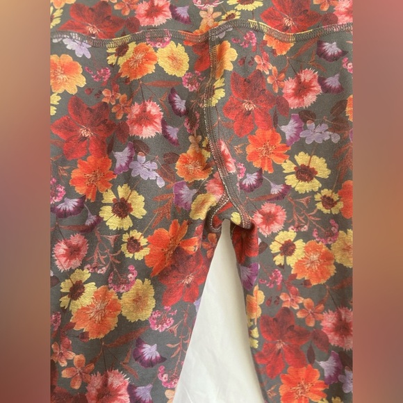Beyond Yoga Pressed Flowers SoftMark High Waisted Midi Legging Size Small - Picture 10 of 16